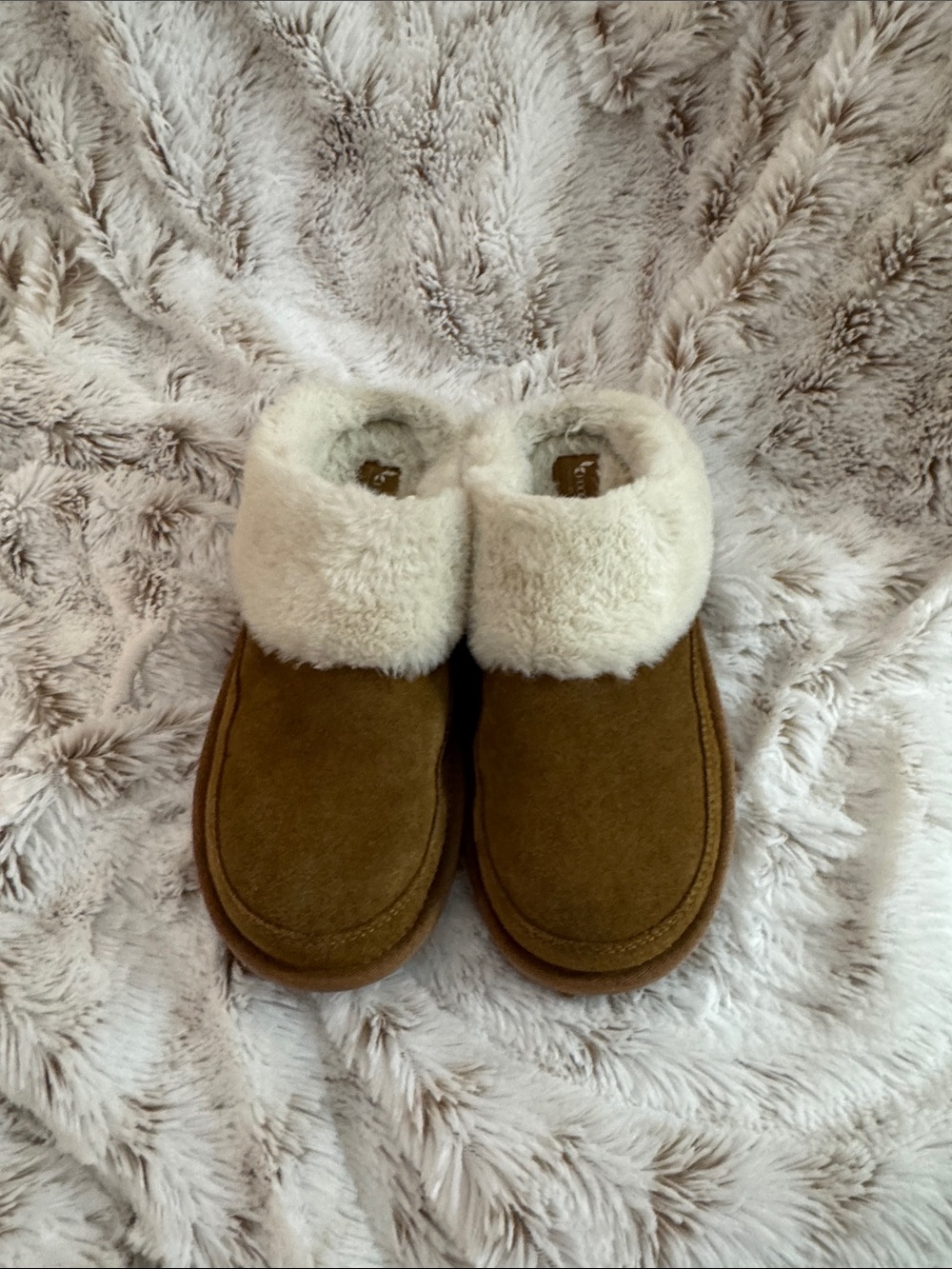Uggs Women’s Cozy Shearling-Lined Slip-On shoes/ slippers in Brown and Cream